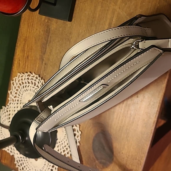 Calvin Klein Off white handbag. Only carried once. super clean! Like new! - Picture 5 of 5